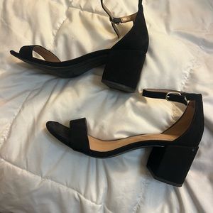 Only worn TWICE! So good as new! Super cute, very versatile and trendy.